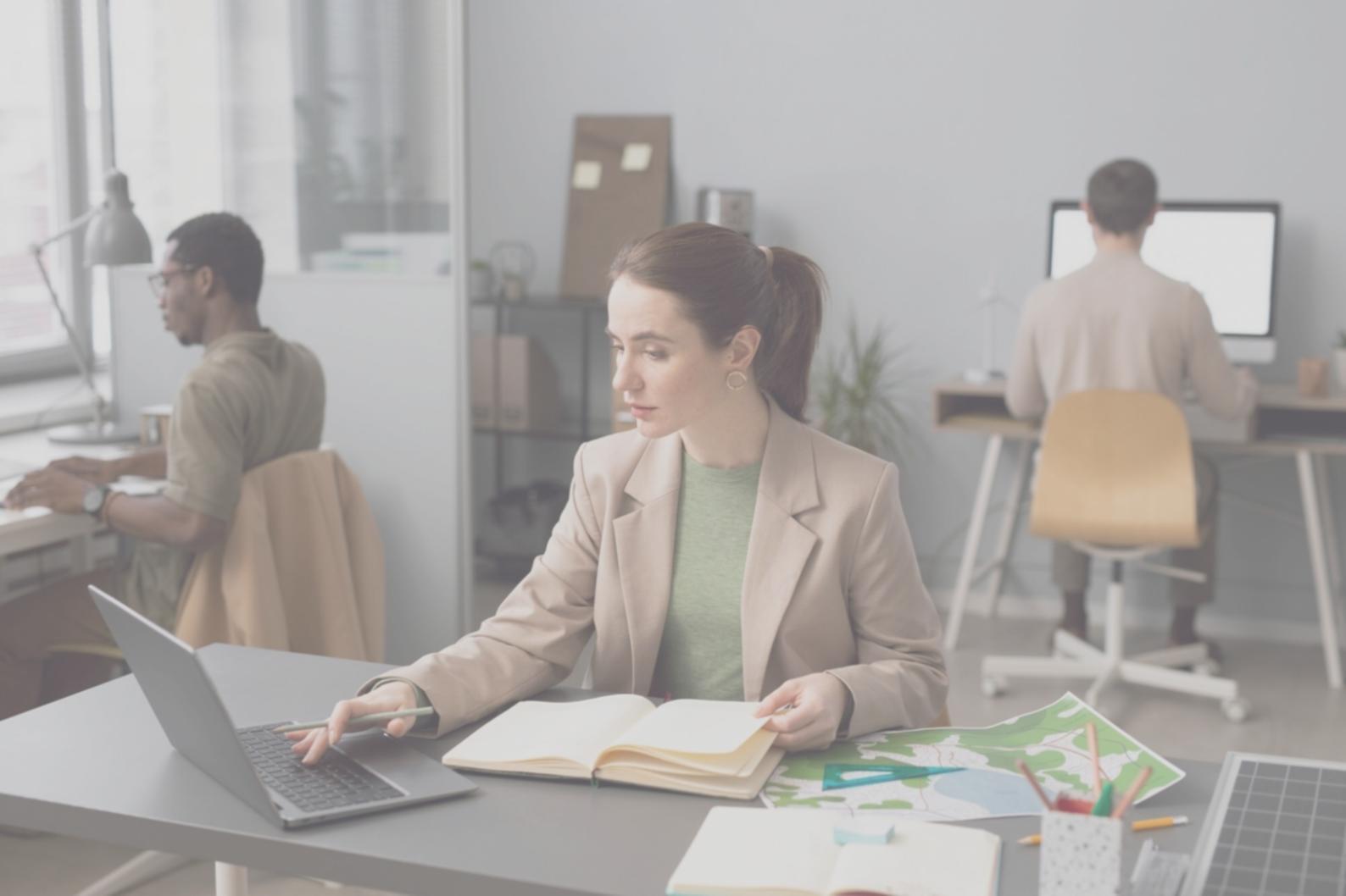 Profesional trabajando con análisis financiero en un entorno moderno